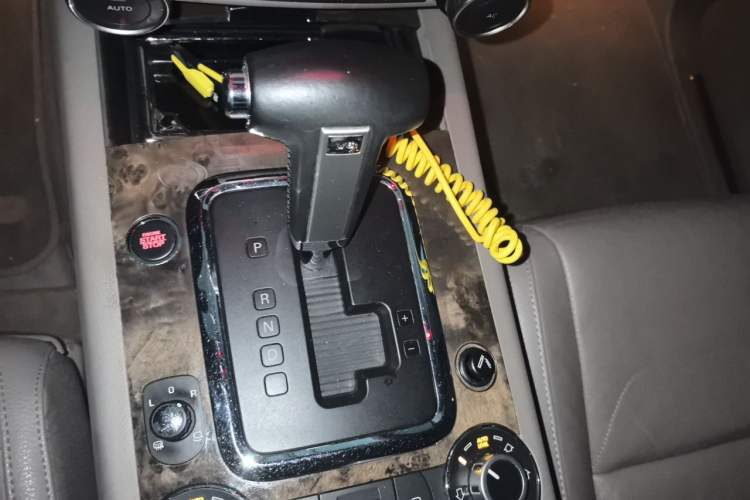 Used Volkswagen Touareg 2010 3.6 Limited Top-Trim Version Gear Lever