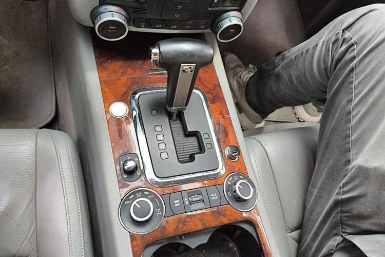 Used Volkswagen Touareg 2010 3.6 Limited Luxury Edition Gear Lever