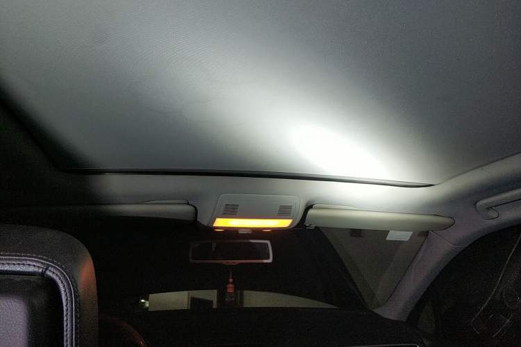 Used Volkswagen Touareg 2010 3.6 Limited Top-Trim Version Headliner
