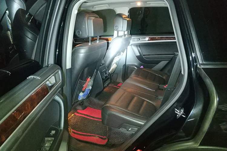 Used Volkswagen Touareg 2010 3.6 Limited Top-Trim Version Left Rear Seat