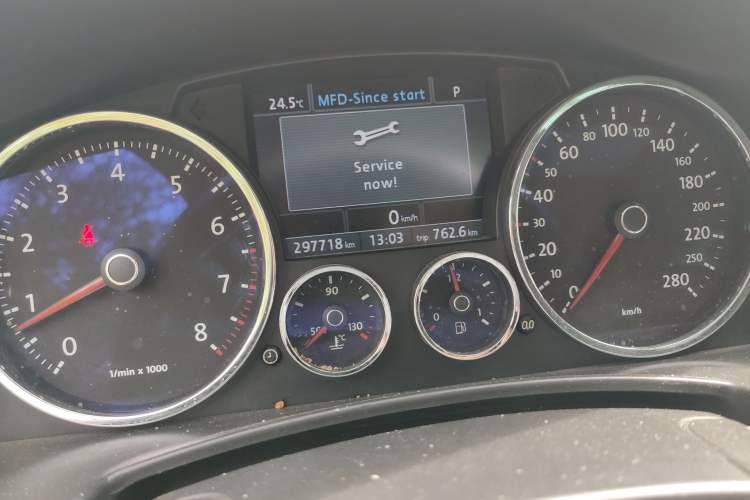 Used Volkswagen Touareg 2010 3.6 Limited Luxury Edition Odometer Close Up