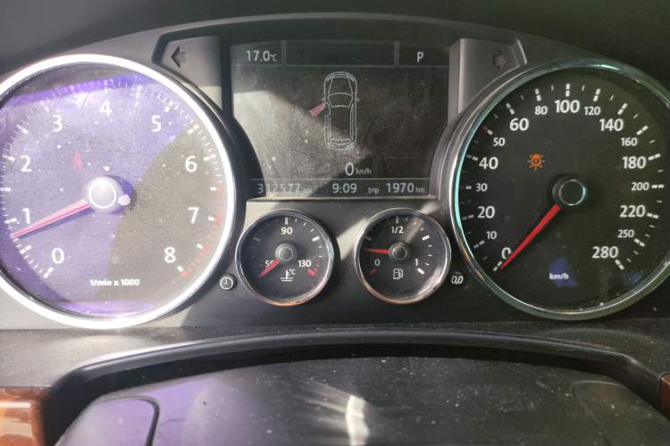 Used Volkswagen Touareg 2010 3.6 Limited Top-Trim Version Odometer Close Up