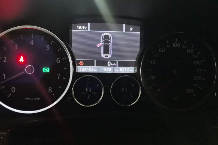 Used Volkswagen Touareg 2010 3.6 Limited Top-Trim Version Odometer Close Up