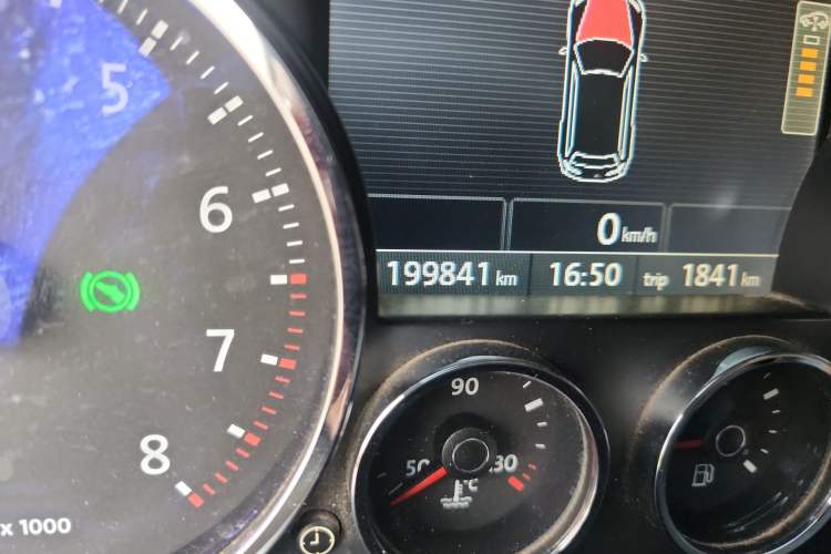 Used Volkswagen Touareg 2010 3.6 Limited Top-Trim Version Odometer Close Up