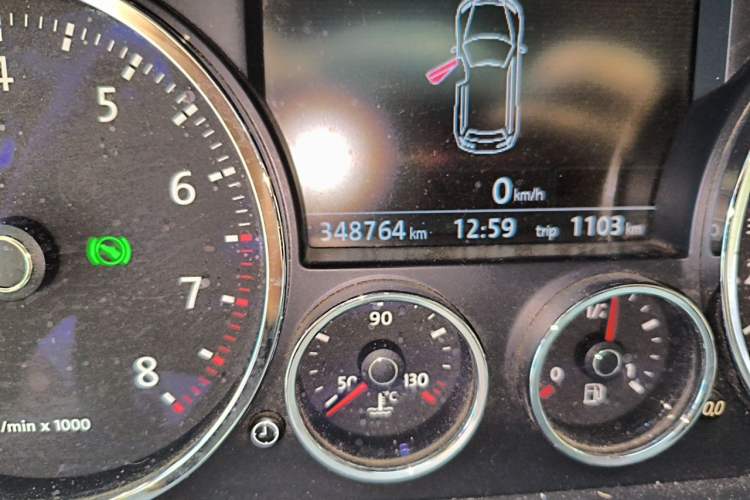 Used Volkswagen Touareg 2010 3.6 Limited Luxury Edition Odometer Close Up