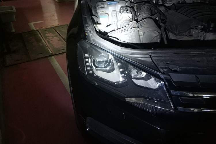 Used Volkswagen Touareg 2010 3.6 Limited Top-Trim Version Right Front Headlight