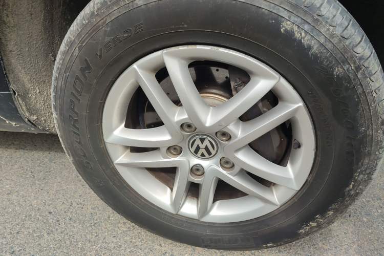 Used Volkswagen Touareg 2010 3.6 Limited Luxury Edition Right Front Wheel Hub