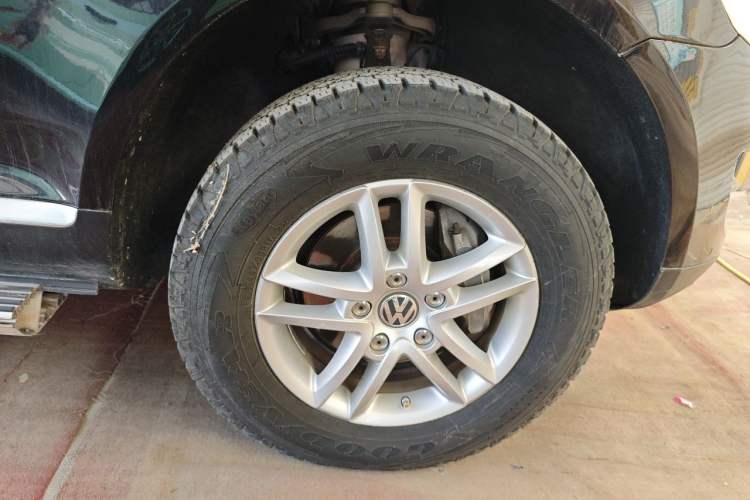 Used Volkswagen Touareg 2010 3.6 Limited Luxury Edition Right Front Wheel Hub