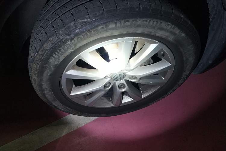 Used Volkswagen Touareg 2010 3.6 Limited Top-Trim Version Right Front Wheel Hub