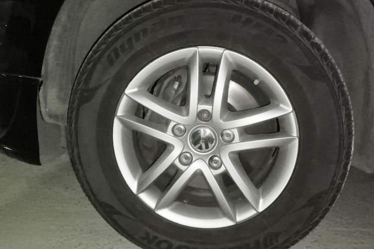 Used Volkswagen Touareg 2010 3.6 Limited Top-Trim Version Right Front Wheel Hub