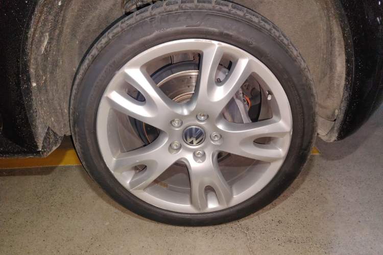 Used Volkswagen Touareg 2010 3.6 Limited Luxury Edition Right Front Wheel Hub