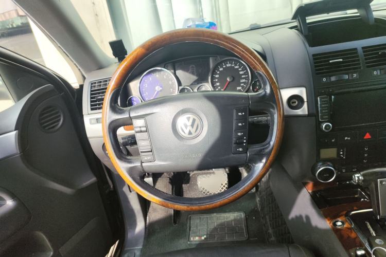 Used Volkswagen Touareg 2010 3.6 Limited Top-Trim Version Steering Wheel