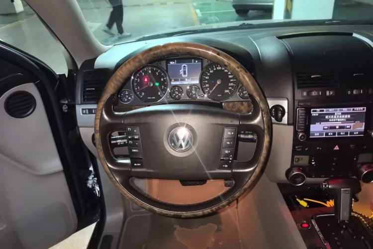 Used Volkswagen Touareg 2010 3.6 Limited Top-Trim Version Steering Wheel
