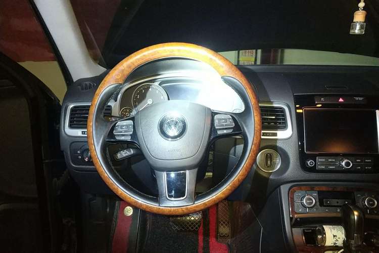 Used Volkswagen Touareg 2010 3.6 Limited Top-Trim Version Steering Wheel
