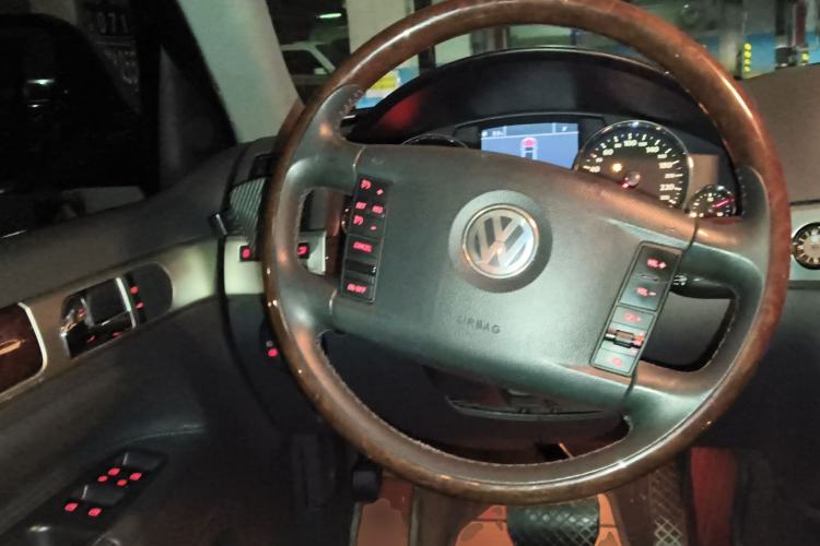 Used Volkswagen Touareg 2010 3.6 Limited Top-Trim Version Steering Wheel