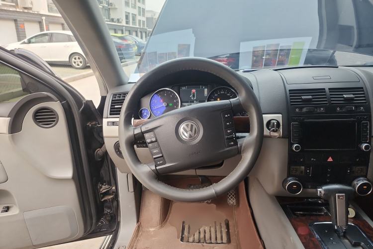 Used Volkswagen Touareg 2010 3.6 Limited Top-Trim Version Steering Wheel