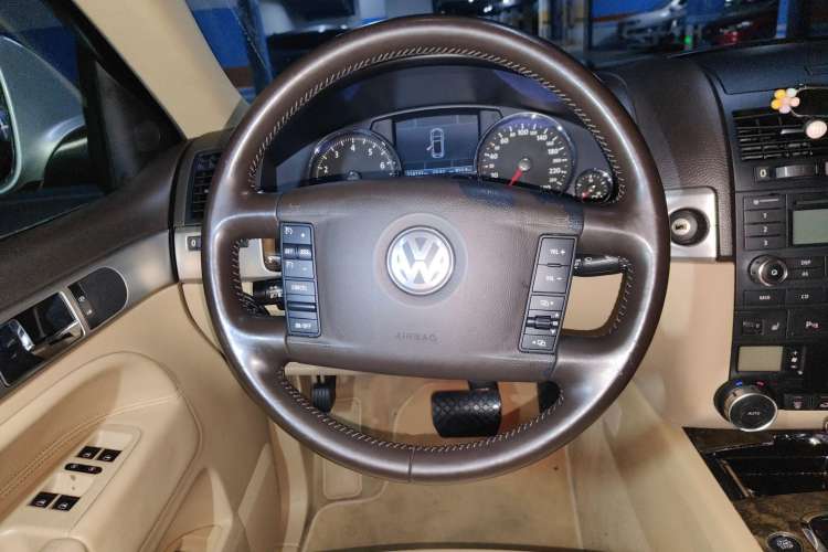 Used Volkswagen Touareg 2010 3.6 Limited Luxury Edition Steering Wheel