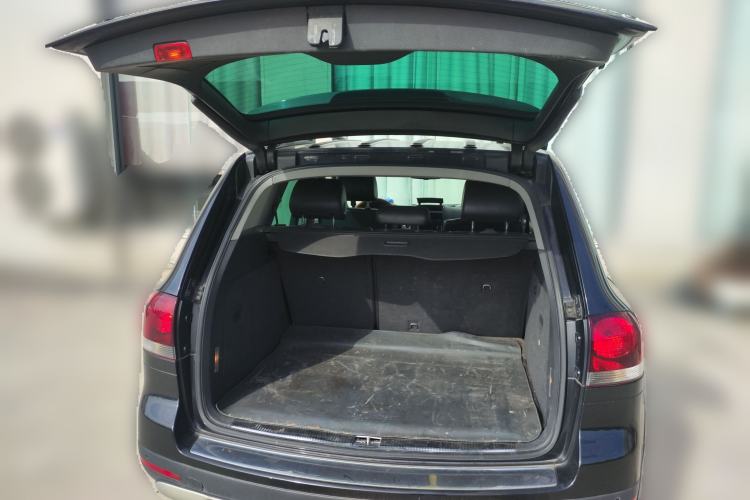 Used Volkswagen Touareg 2010 3.6 Limited Top-Trim Version Trunk