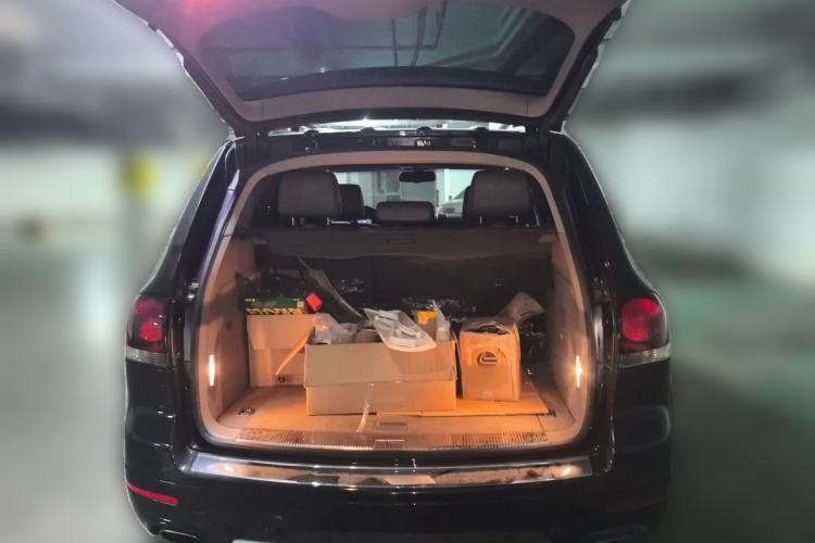 Used Volkswagen Touareg 2010 3.6 Limited Top-Trim Version Trunk