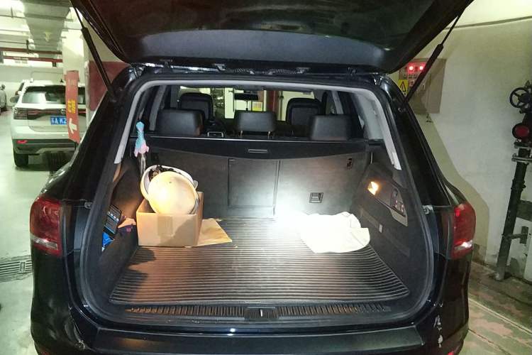 Used Volkswagen Touareg 2010 3.6 Limited Top-Trim Version Trunk