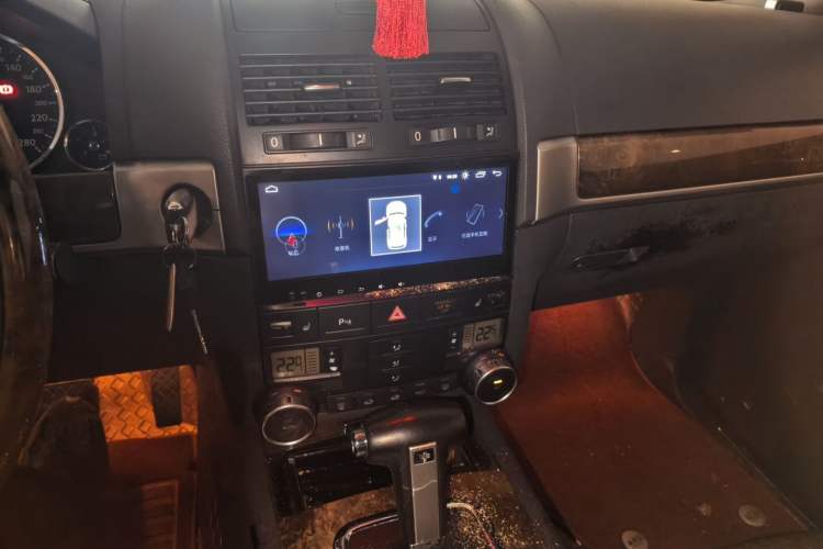 Used Volkswagen Touareg 2010 3.6 Limited Top-Trim Version Audio And AC Panel