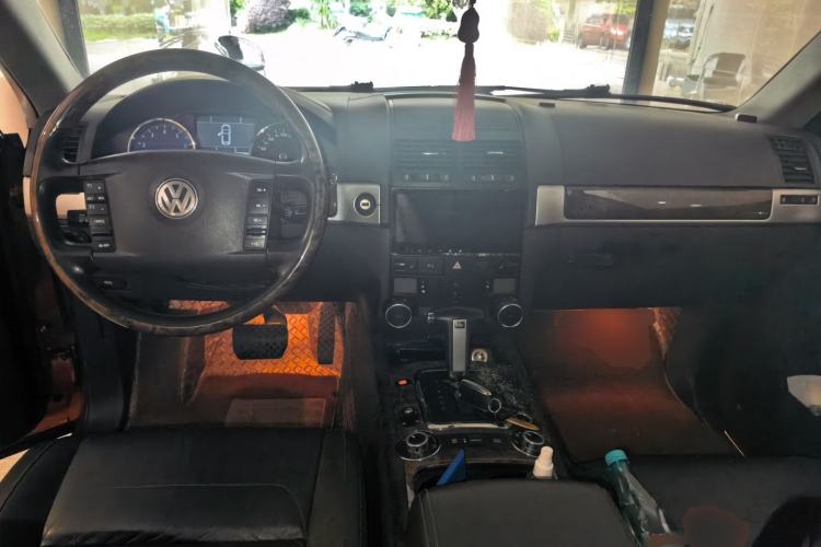 Used Volkswagen Touareg 2010 3.6 Limited Top-Trim Version Center Console