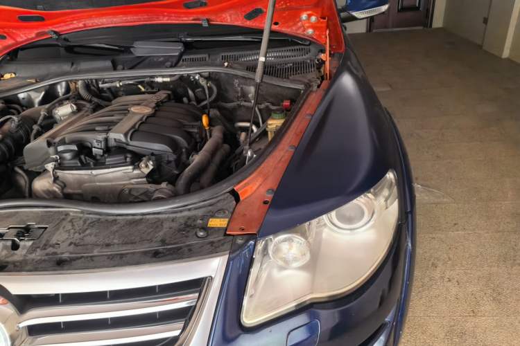 Used Volkswagen Touareg 2010 3.6 Limited Top-Trim Version Engine Bay Left
