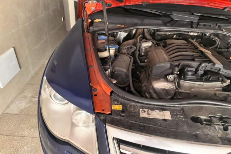 Used Volkswagen Touareg 2010 3.6 Limited Top-Trim Version Engine Bay Right