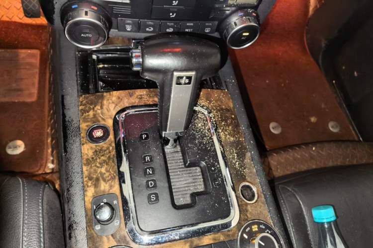 Used Volkswagen Touareg 2010 3.6 Limited Top-Trim Version Gear Lever