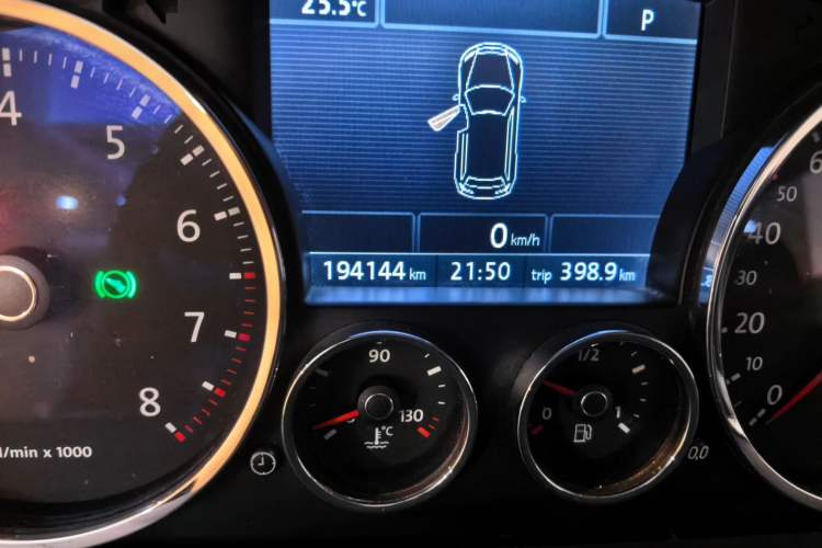 Used Volkswagen Touareg 2010 3.6 Limited Top-Trim Version Odometer Close Up