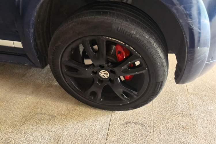 Used Volkswagen Touareg 2010 3.6 Limited Top-Trim Version Right Front Wheel Hub