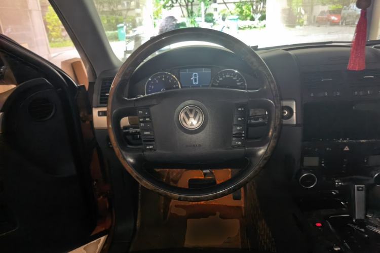 Used Volkswagen Touareg 2010 3.6 Limited Top-Trim Version Steering Wheel
