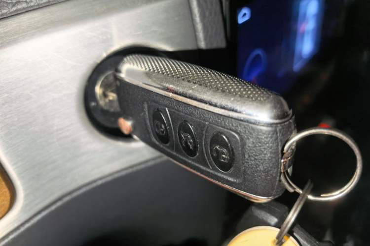 Used Volkswagen Touareg 2010 3.6 Limited Top-Trim Version Vehicle Key