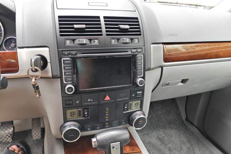 Used Volkswagen Touareg 2010 3.6 Limited Top-Trim Version Audio And AC Panel