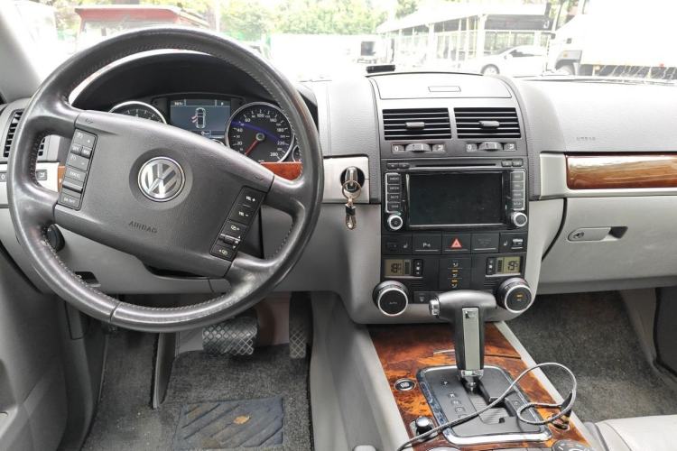 Used Volkswagen Touareg 2010 3.6 Limited Top-Trim Version Center Console