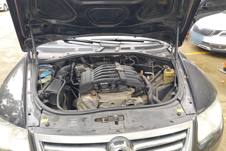 Used Volkswagen Touareg 2010 3.6 Limited Top-Trim Version Engine Bay