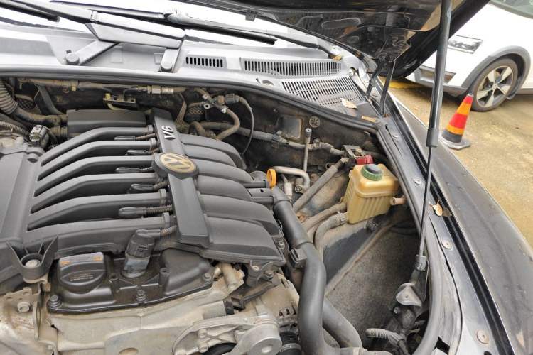 Used Volkswagen Touareg 2010 3.6 Limited Top-Trim Version Engine Bay Left
