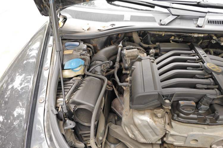 Used Volkswagen Touareg 2010 3.6 Limited Top-Trim Version Engine Bay Right