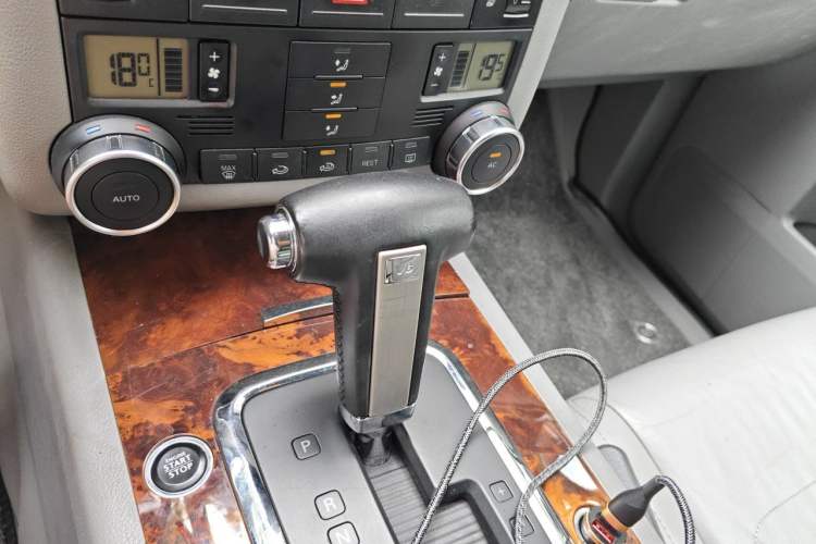 Used Volkswagen Touareg 2010 3.6 Limited Top-Trim Version Gear Lever