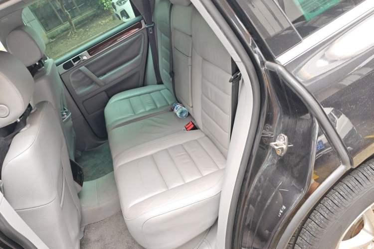 Used Volkswagen Touareg 2010 3.6 Limited Top-Trim Version Left Rear Seat