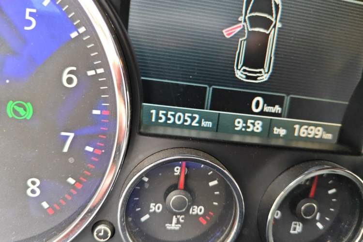 Used Volkswagen Touareg 2010 3.6 Limited Top-Trim Version Odometer Close Up