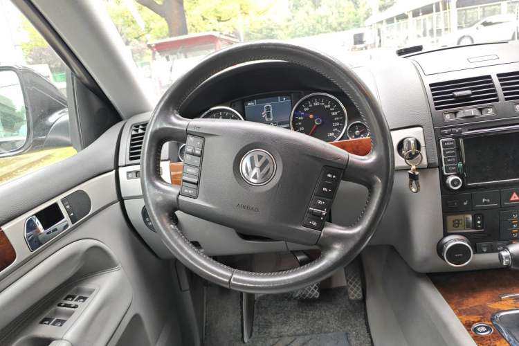 Used Volkswagen Touareg 2010 3.6 Limited Top-Trim Version Steering Wheel
