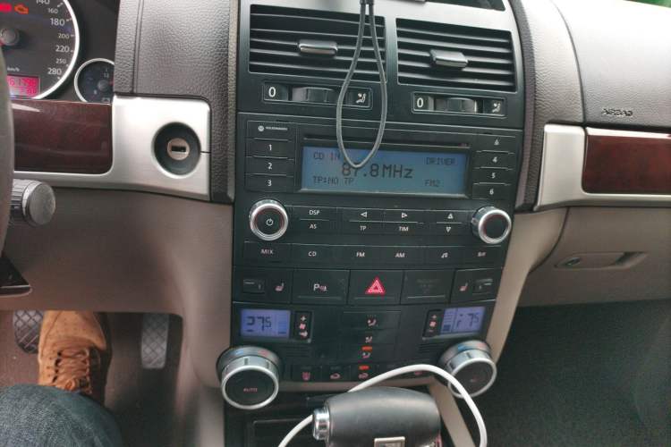 Used Volkswagen Touareg 2010 3.6 Limited Comfort Edition Audio And AC Panel