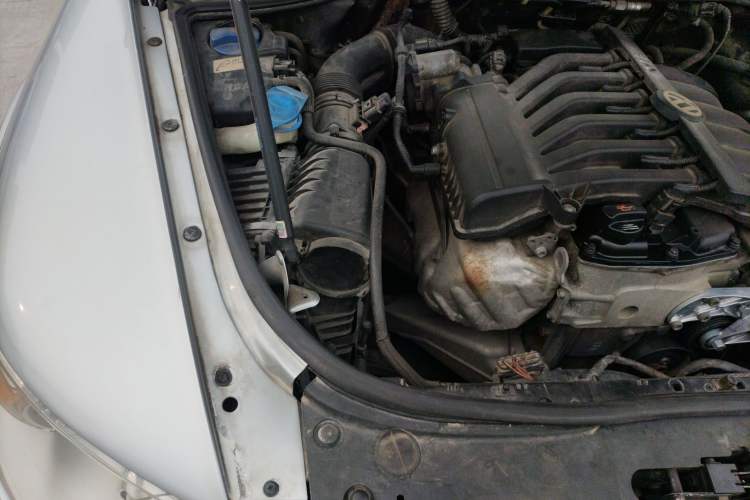 Used Volkswagen Touareg 2010 3.6 Limited Comfort Edition Engine Bay Right