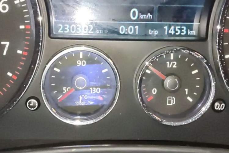 Used Volkswagen Touareg 2010 3.6 Limited Luxury Edition Odometer Close Up