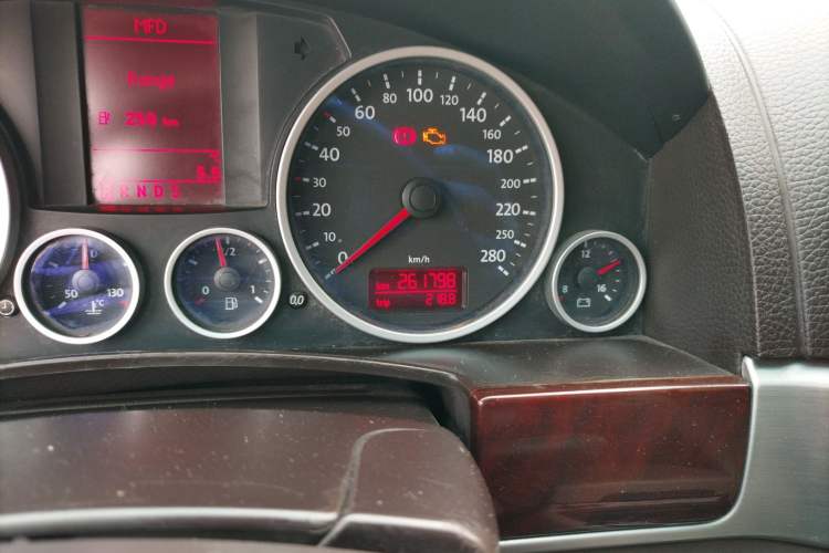 Used Volkswagen Touareg 2010 3.6 Limited Comfort Edition Odometer Close Up