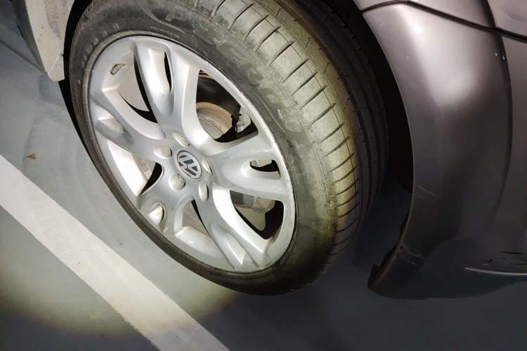 Used Volkswagen Touareg 2010 3.6 Limited Luxury Edition Right Front Wheel Hub