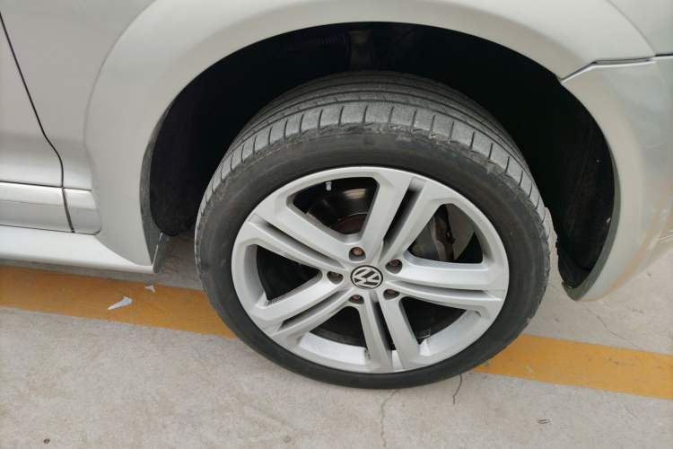 Used Volkswagen Touareg 2010 3.6 Limited Comfort Edition Right Front Wheel Hub