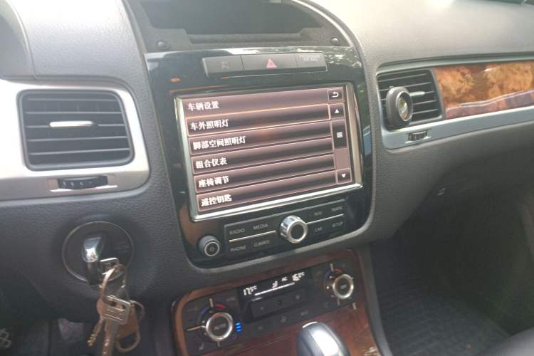 Used Volkswagen Touareg 2011 3.0 TDI Diesel Luxury Model Audio And AC Panel