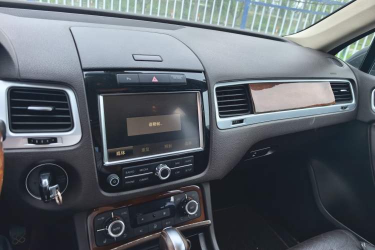Used Volkswagen Touareg 2011 3.0 TSI Standard Version Audio And AC Panel